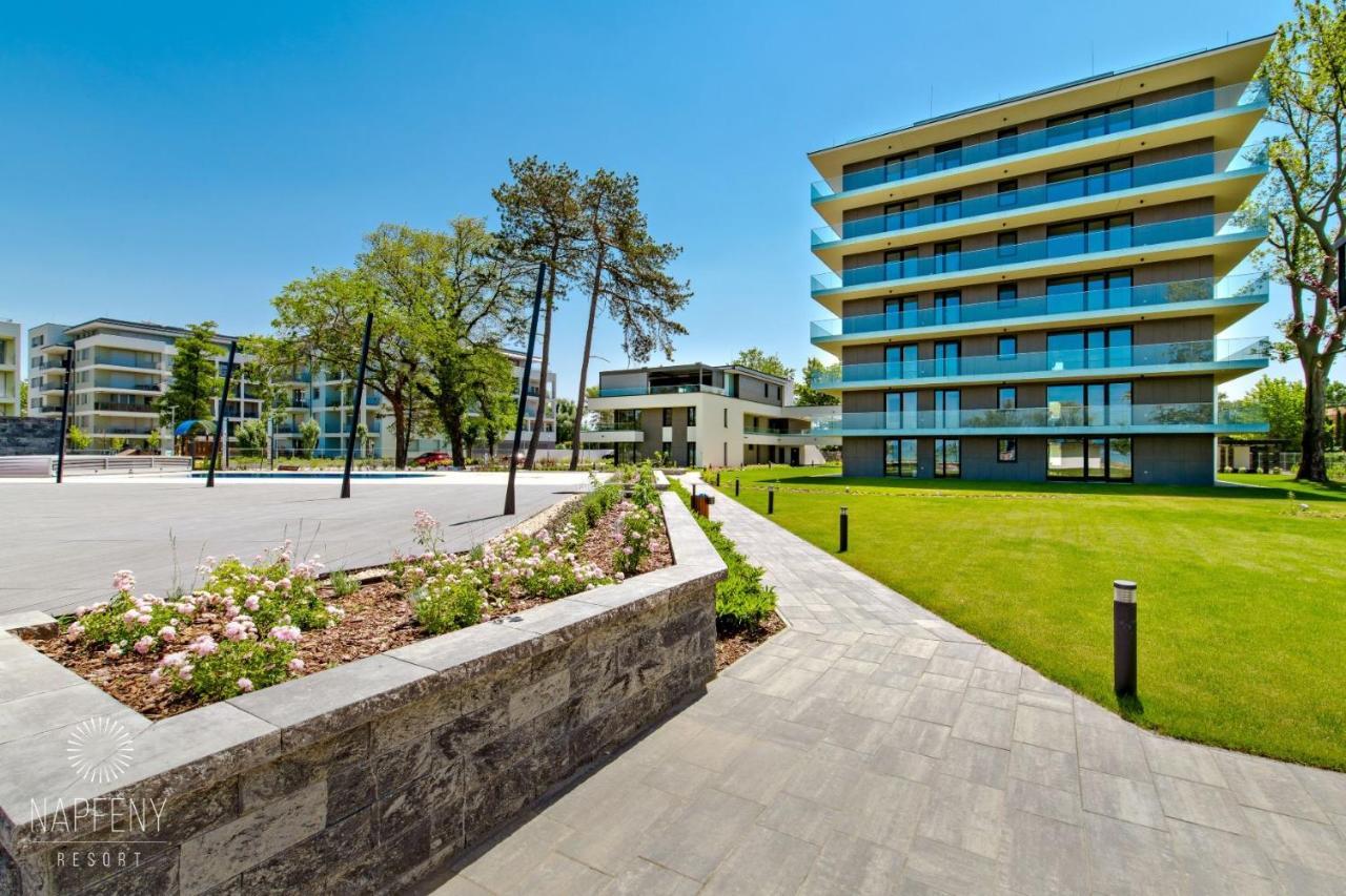 Bonnie-Premium Lelle Waterfront Private Apartment Balatonlelle Ngoại thất bức ảnh
